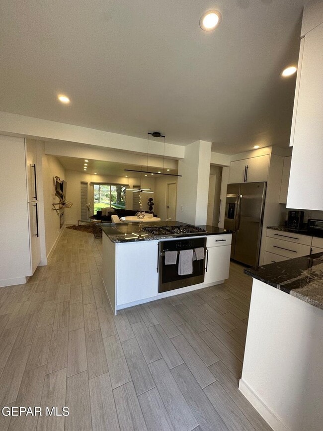 Building Photo - 350 Thunderbird Dr