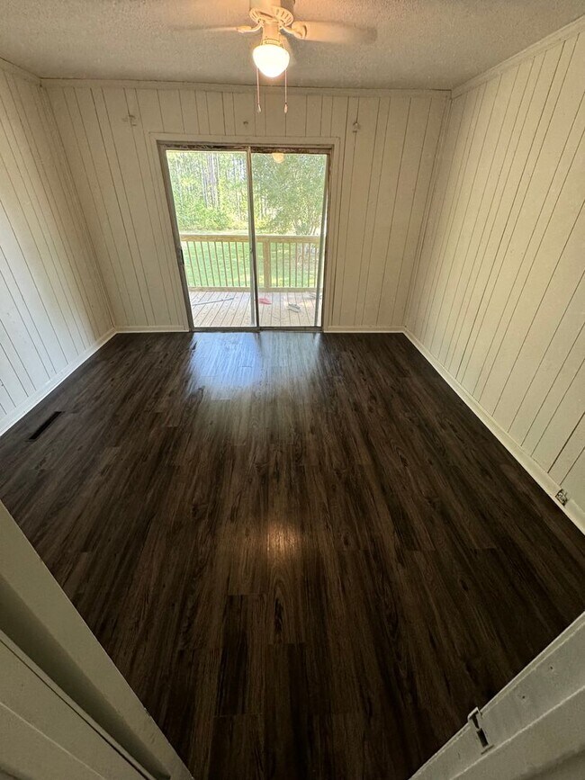 Building Photo - Adorable 2 bedroom farmhouse