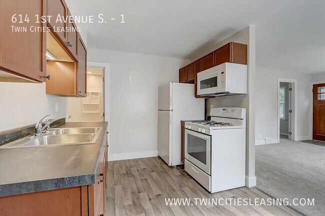 Building Photo - UPDATED and CLEAN Duplex - 2 Bedroom 1 Bat...