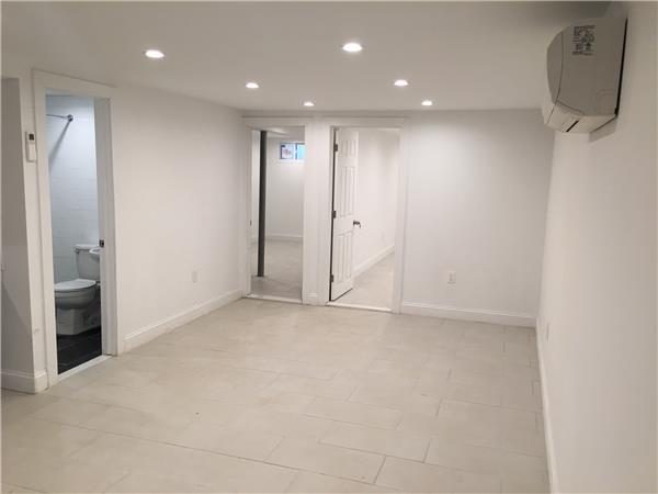 Building Photo - 128 Moffat St