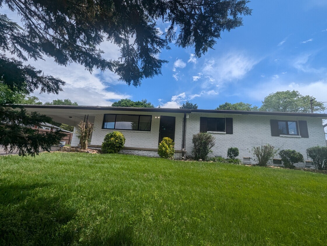 Foto principal - 11124 Farr Dr