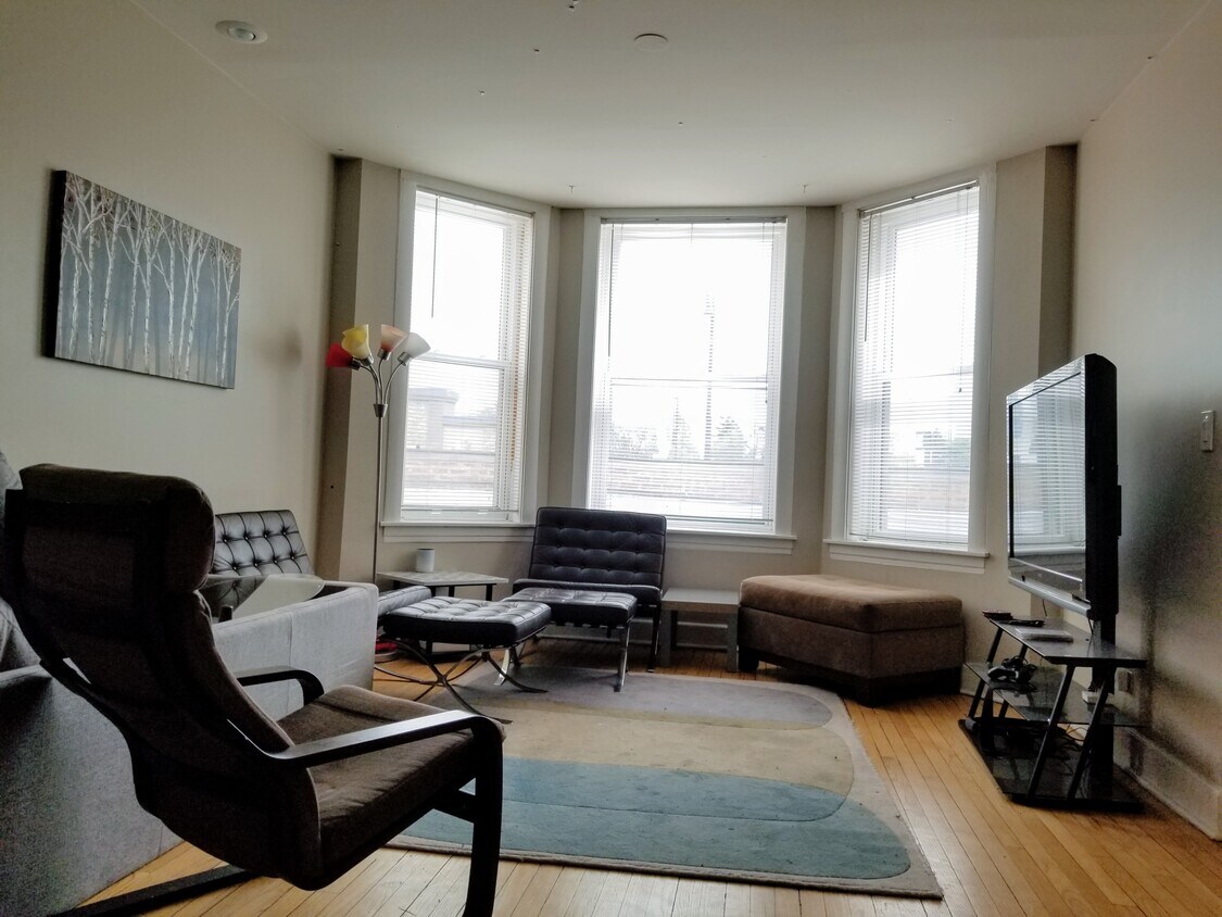 Foto principal - 4954 W Irving Park Rd