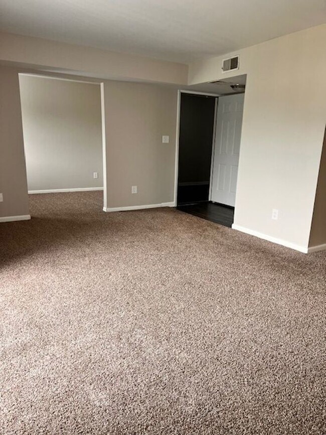 1067 Scarborough Ct Unit G1, Chesterton, IN 46304 Room for Rent in