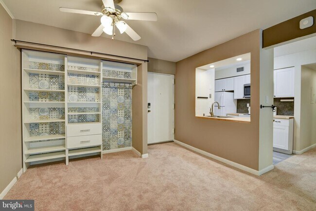 Building Photo - 5806 Royal Ridge Dr