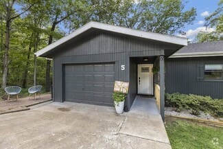 Building Photo - 5 Fareham Ln