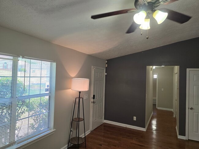 Family Room - 2016 Briar Trail Ct SW