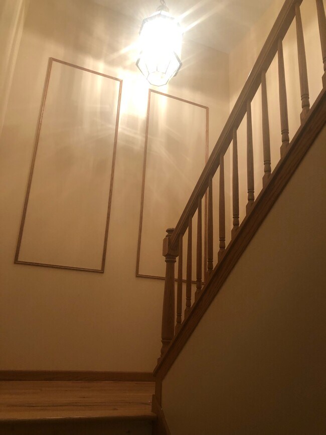 STAIR CASE - 1678 N Franklin Plz