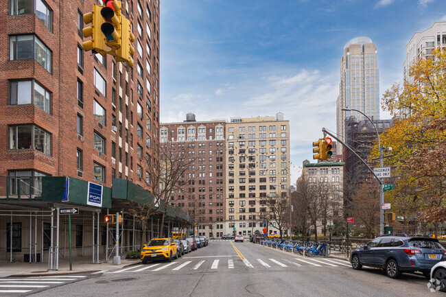 Building Photo - 330 W 72nd St