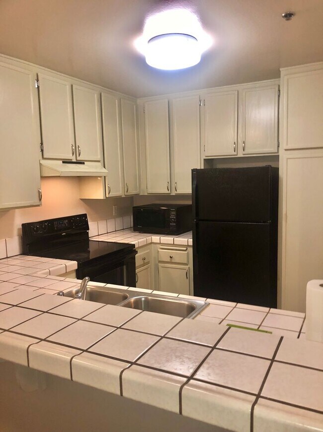 Building Photo - Central 2 Bed 2 Bath Condo College Area