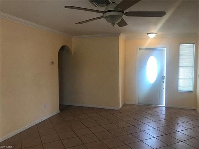 Entrada - Sala de estar - 1418 SE 44th St