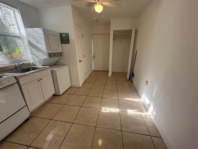 Foto del edificio - 559 NW 44th St