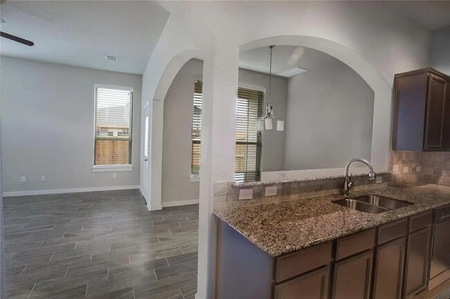 Building Photo - 107 Lakeview Ct