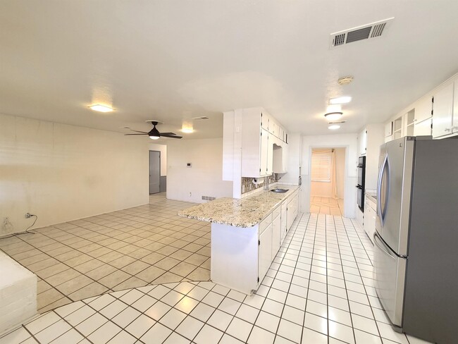 Foto del edificio - 2408 Camarie Ave