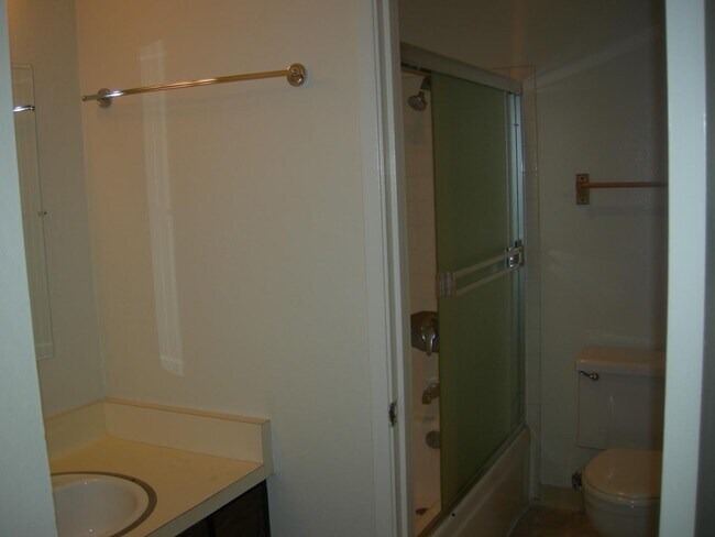 Building Photo - 3005 Kaiser Dr