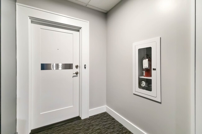 Photo du bâtiment - AZURE Luxury Condo Living * Downtown* 2 Be...