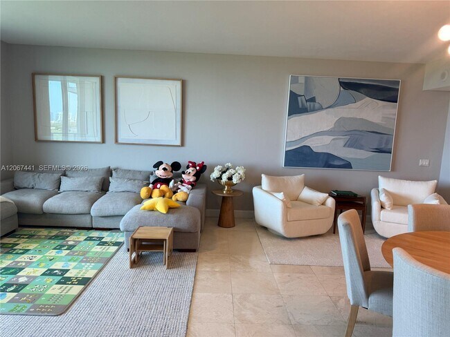 Foto del edificio - 15051 Royal Oaks Ln