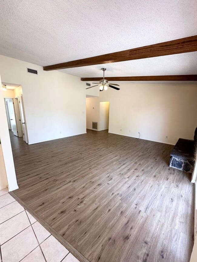 Foto del edificio - 3 Bedroom 2 Bathroom For Rent