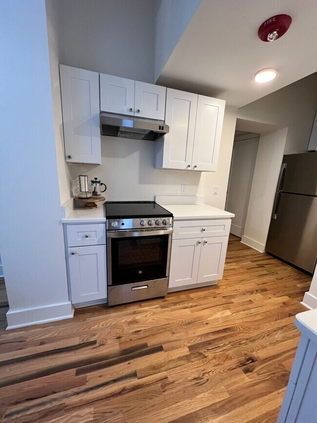 Building Photo - 106 E Broad St