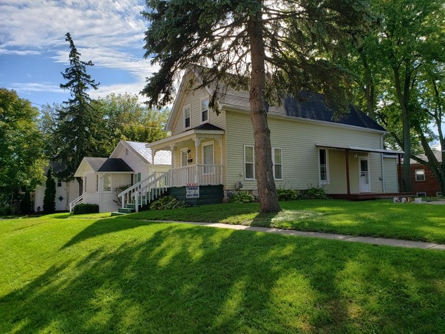 Building Photo - 611 Cedar St