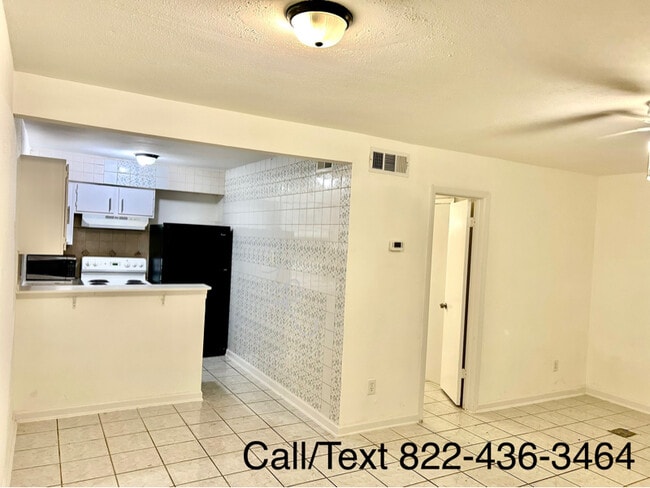 Photo - 201 W Rosamond St Apartment