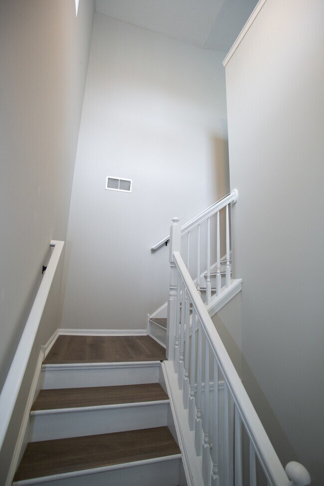 Building Photo - 2430 Golf Ridge Cir