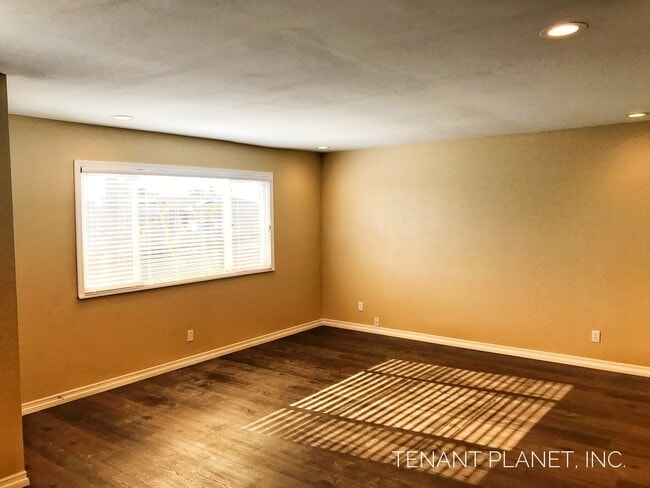 Building Photo - Single family home for rent 4bed/2bath!