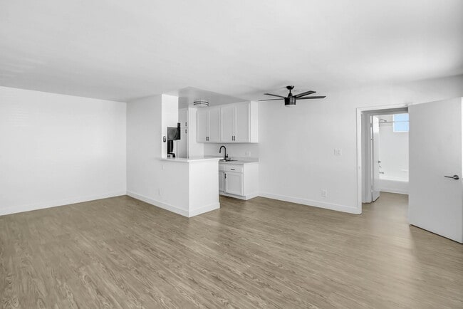 Building Photo - The Terraces at Tarzana