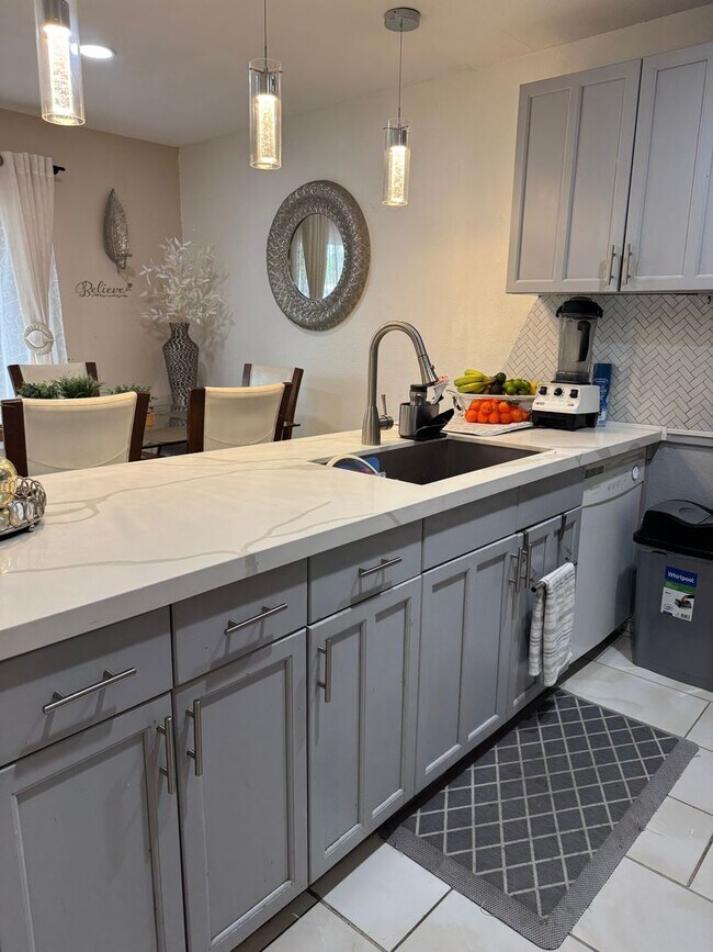 Building Photo - 2 Bed | 1 Bath | In-unit Laundry | Private...