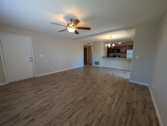 Building Photo - 623 W Guadalupe Rd