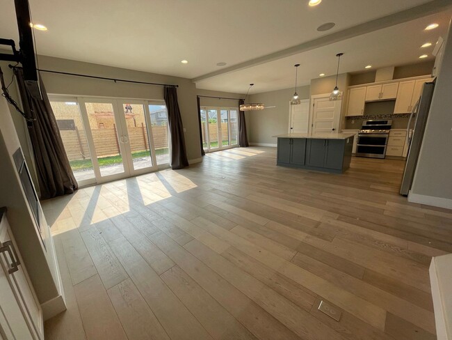 Building Photo - Application Pending - Spacious 3 Bedroom H...
