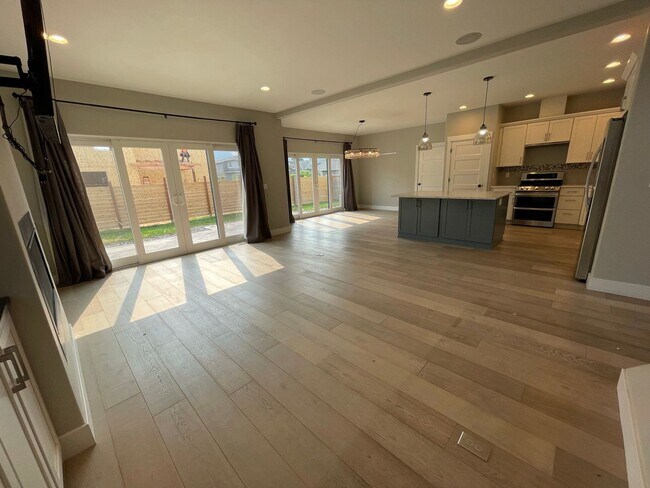 Foto del edificio - Application Pending - Spacious 3 Bedroom H...