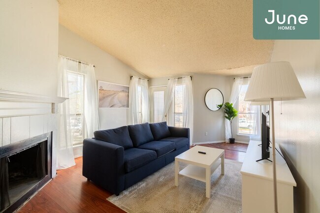 Foto del edificio - ROOM ONLY in 2-bed/2.0-bath Home