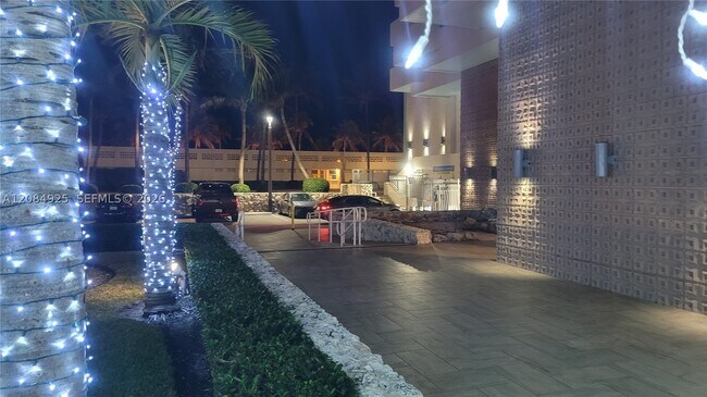 Foto del edificio - 2899 Collins Ave
