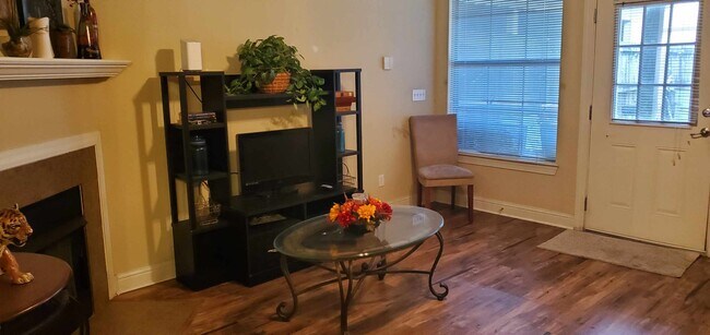 Foto del edificio - 809 Summer Breeze Dr