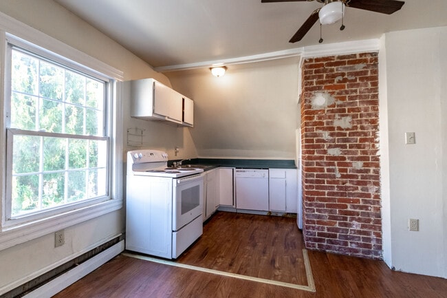 Building Photo - 381 Forest Ave