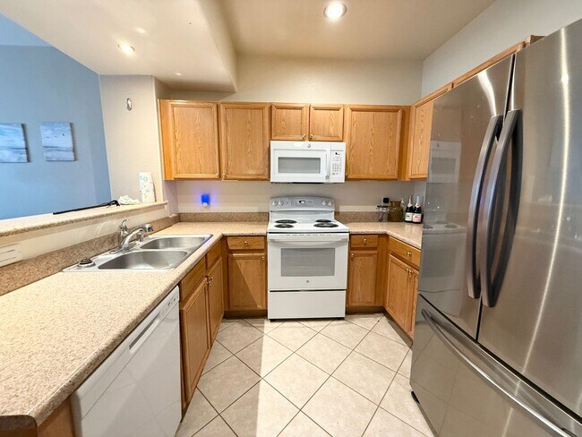Foto del edificio - 1/BD 1/BA Light-Filled Condo in Gated Comm...