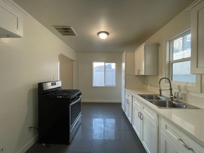 Foto del edificio - YUKON 13717-13719