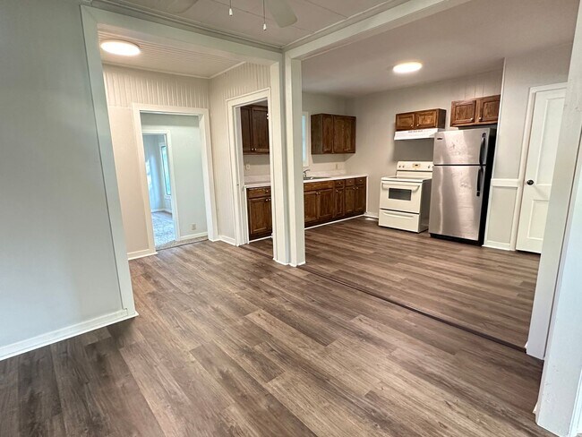 Building Photo - Walk to Jonesboro High School! 3bed/2bath