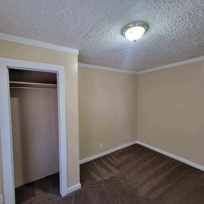 Foto del edificio - Brightwood 2BR House w/Storage Shed!