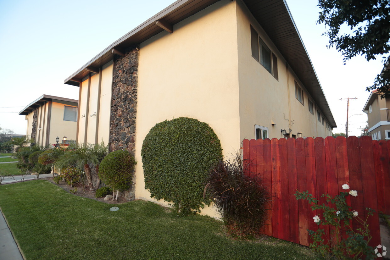 Building Photo - 1978 Maple Ave