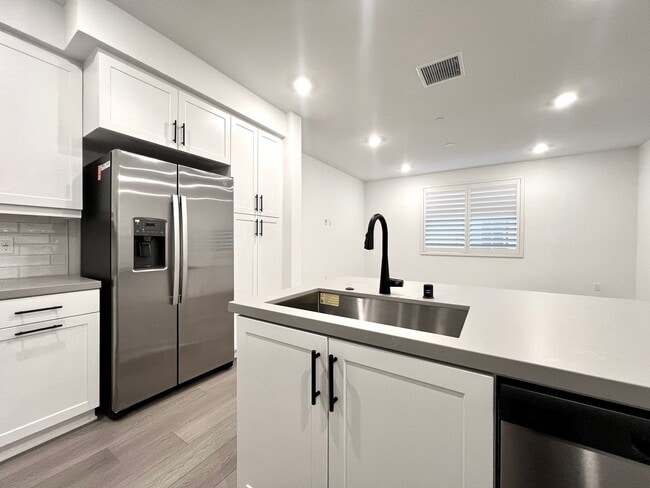 Foto del edificio - Brand New Built 3 Story 2 Bed 2.5 Bath Condo in Eastvale!