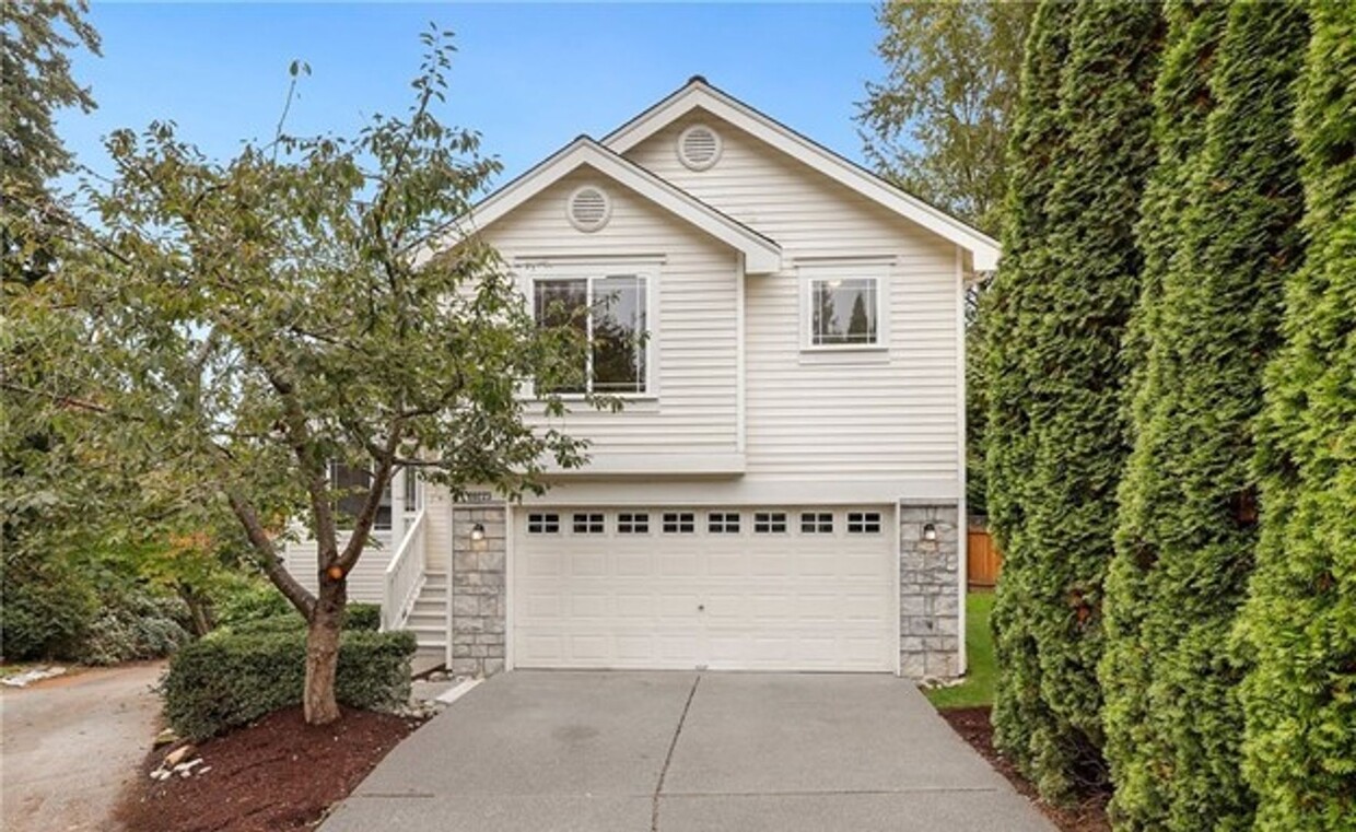 Primary Photo - Spacious and Bright Home with 3 Bed and 2....