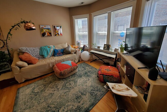 Building Photo - East Albany Park – Updated 1-Bedroom Apt –...