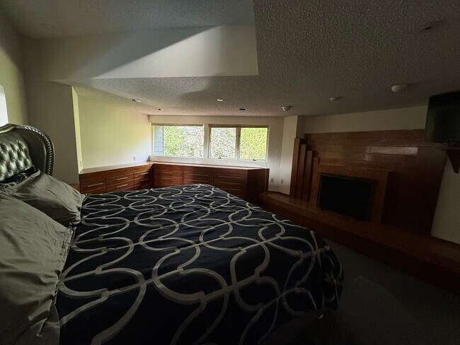 Cama tamaño king - 123 Hardy St