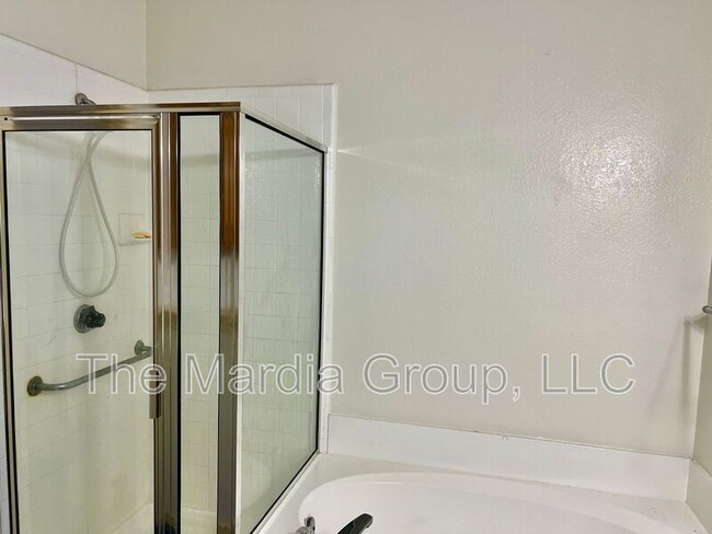 Building Photo - 1364 Creekview Dr