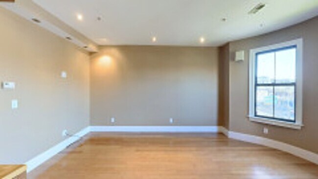 Foto del edificio - Renovated Bay Village  2 Bed on Cortes Street for September 1st