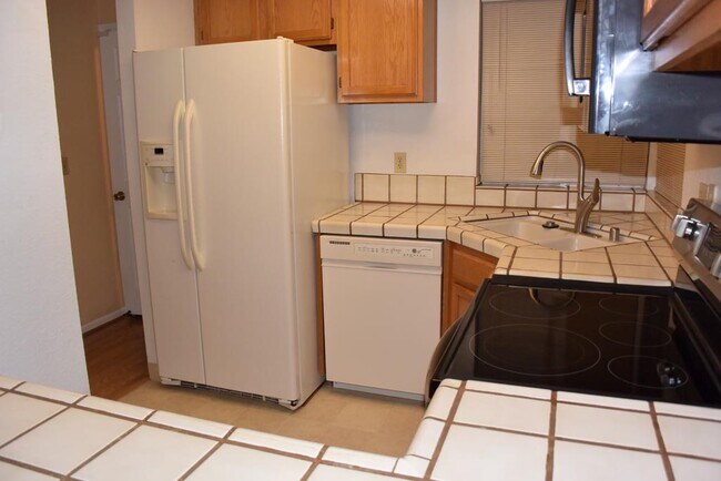 Kitchen Refrigerator & Dishwasher - 3701 Blackford Ave