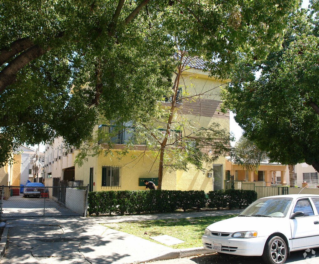 Primary Photo - 558 N Alexandria Ave