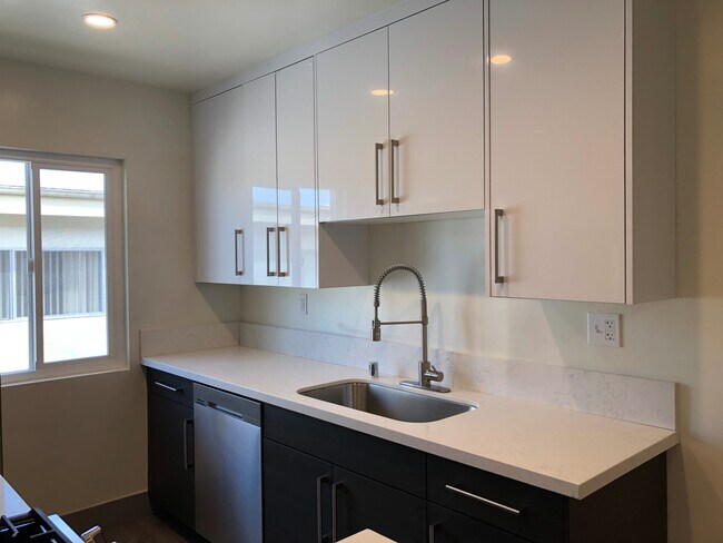 Building Photo - 3611 Mentone Ave