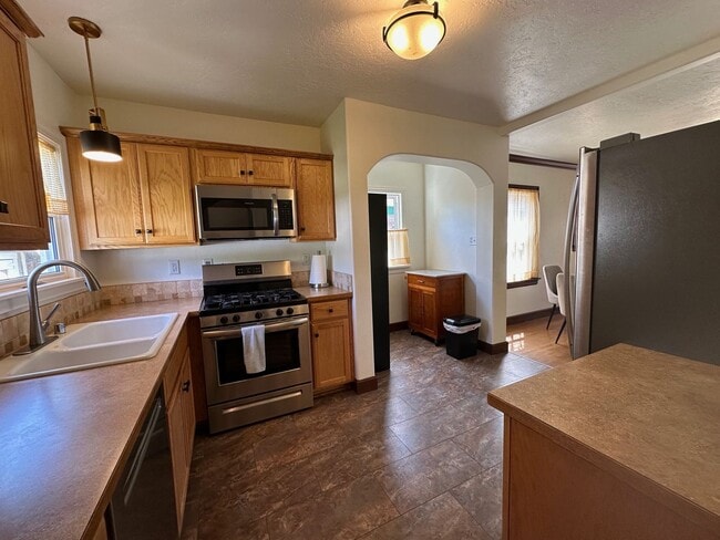 Building Photo - Stunning 3-Bedroom Craftsman Home in Kendall Yards